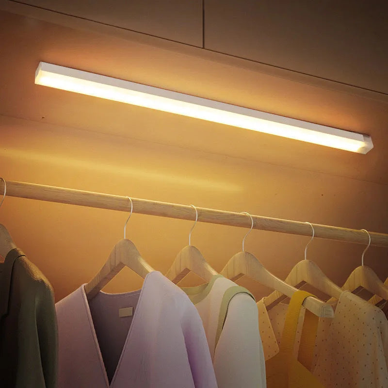 Luminária LED Organizadora de Ambientes com Sensor de Movimento, Sem Fio, Luz Noturna LED tipo C, Recarregável, Ideal para Armário, Guarda-Roupa, Corredores, Escadas, Garagem, Hall de Entrada, Roteiro de Caminho