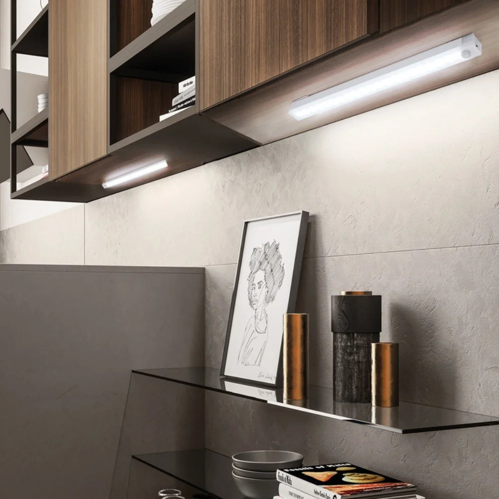 Luminária LED Organizadora de Ambientes com Sensor de Movimento, Sem Fio, Luz Noturna LED tipo C, Recarregável, Ideal para Armário, Guarda-Roupa, Corredores, Escadas, Garagem, Hall de Entrada, Roteiro de Caminho